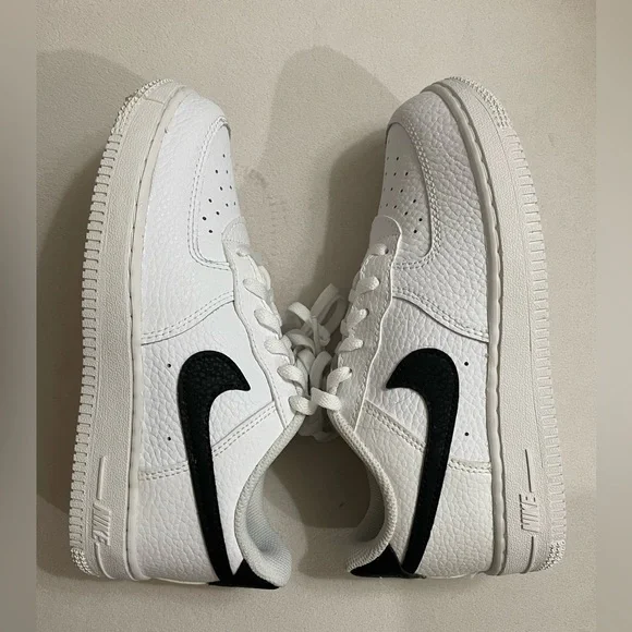 NWT Nike Force 1 Youth Size 2 Black & White Sneakers shoes - Picture 5 of 15